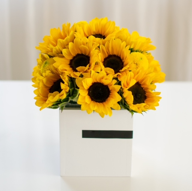 Caja de Madera con Girasoles o Gerberas