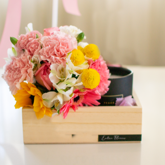Mini Bouquet en Caja de Madera con Vela Aromática